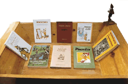 madia con libri di pinocchio in latino e dialetto